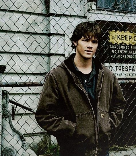 Sam Winchester Outfit, Young Sam Winchester, Interesting Poses, Supernatural Sam Winchester, Supernatural Outfits, Dean Forester, Supernatural Pictures, Winchester Supernatural, Sam Dean