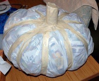 Paper Mache Crafts, Veselý Halloween, Cheap Diy Halloween Decorations, Paper Mache Pumpkins, Making Paper Mache, Zucca Halloween, Fall Halloween Crafts, Internet Explorer, Make Paper