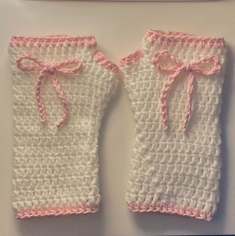 Aesthetic Crochet Hand Warmers, Crochet Projects Outfits, Kawaii Arm Warmers, Cute Crochet Grids, Kawaii Crochet Clothes, Crochet Arm Warmers, Crochet Hand Warmers, Crochet Leg Warmers, Crochet Business