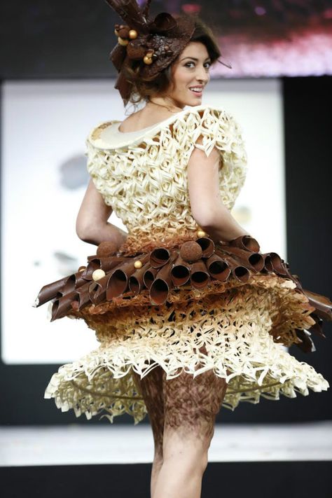 Salon du Chocolat (yes, this dress is made of chocolate!) Chocolate Dress, Candy Fashion, Chocolate Clothes, Chocolate Pieces, Taiwanese Cuisine, Chocolate Sculptures, Chocolate Fashion, Taiwan Food, Chocolate Diamond