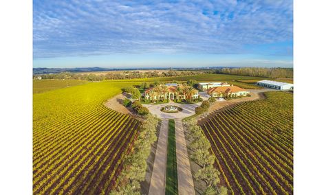 An aerial view of a picturesque Tuscan estate, which also has a 100-car garage, fully equipped diner, and skeet-shooting range. Nappa Valley, Vineyard Garden, Fairfield California, Tour Pictures, Eco Homes, Luxurious Homes, Valley Road, Gardens Design, Mansions Luxury