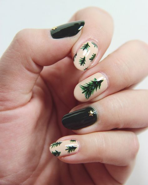 Xmas Tree Nails Designs, Christmas Tree Nails Simple, Tree Nails Christmas, Nails Tree Design, Tree Design Nails, Christmas Tree Nail Ideas, Christmas Tree Gel Nails, Green Tree Nails, Green Holiday Nail Designs