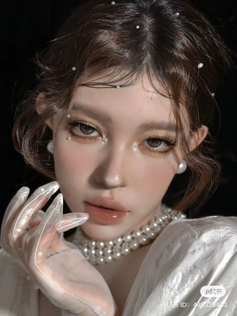 Brown Chinese Makeup, Princess Make Up Looks, Douyin Elegant Makeup, Chinese Smokey Eye Makeup, Pearl Makeup Douyin, Douyin Jelly Makeup, Pearl Makeup Aesthetic, Shiny Makeup Look Glitter, Makeup With Pearls Make Up