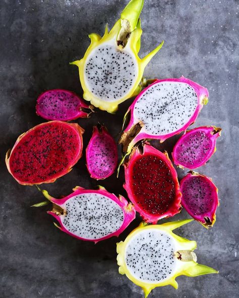 Swimming in Pitaya, Dragon Fruit and Pitahaya right now😍 This is a perfect photo by @the_sunkissed_kitchen (IG) to show all the different varieties of this beautiful fruit💖✨ Kitchen Tip: When you cut a fresh Dragon Fruit in half like shown, squeeze a lime over the inside and eat with a spoon👌🤤 #Pitaya #DragonFruit #Pitahaya #PitayaPlus Dragon Fruit Tree, Dragon Fruit Benefits, Pink Dragon Fruit, Dragon Fruit Plant, Buah Naga, Fruit Du Dragon, Thanh Long, Fruits Photos, Fruit Wallpaper