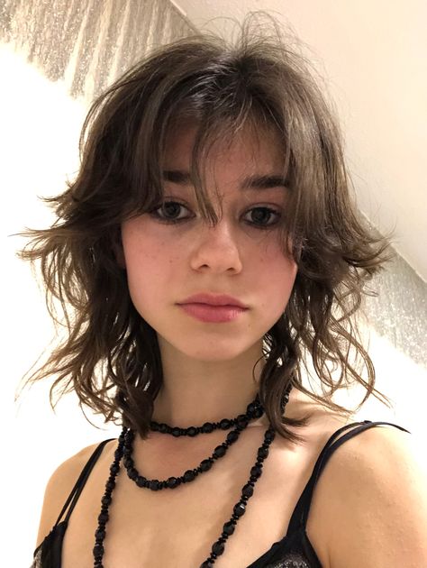 Short layered curly/ wavy fluffy brown hair with short curtain bangs | wolfcut/ shag haircut Hair With Short Curtain Bangs, Fluffy Brown Hair, Grunge Haircut, Women With Long Hair, Short Curtain, Short Shaggy Haircuts, Hairstyle Tips, Short Grunge Hair, Shaggy Short Hair