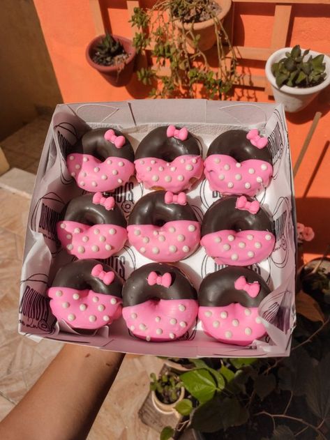 Mini Mouse Donut Party, Minnie Donut Party, Mini Mouse Desert Table, Minnie Mouse Treats Diy, Mickey And Minnie Dessert Table, Mini Mouse Dessert Ideas, Minnie Mouse Treat Ideas, Minnie Mouse Donut Party, Minnie Mouse Party Food Ideas