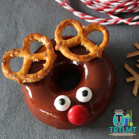 Christmas Doughnut Ideas, Christmas Donuts Ideas, Santa Donut, Pudding Balls, Gingerbread Pudding, Donut Christmas, Whole Orange Cake, Holiday Donuts, Chocolate Reindeer