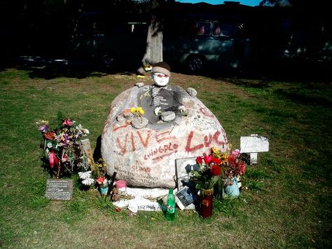 Luca Prodan, Argentina. Famed Rock Musician. Born in Italy, in 1981 he arrived to Argentina. He was one of the founders and leader of the band "Sumo," which became a legend of the Argentine rock. Soda Stereo, Grave Memorials, Find A Grave, Rock Legends, Rock N Roll, Garden Sculpture, Over The Years, Rock And Roll, Musician