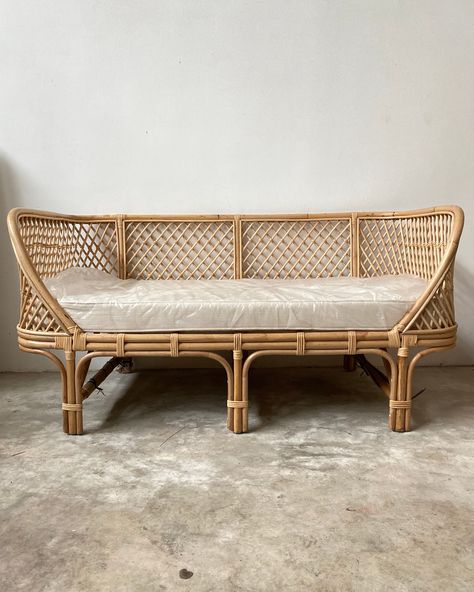 Ratten Day Bed, Daybed Rattan, Bamboo Daybed, Rattan Couch, Bali Villas, Rattan Daybed, Bed At Night, Bamboo Furniture, Day Bed