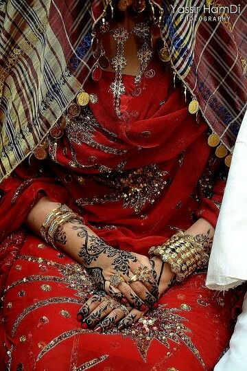 #Sudanese #bride with #henna in #Jirtig : #Traditional #Sudanese #Wedding Jirtig Dress, Sudanese Toub Design, Sudanese Wedding Brides, Sudanese Bridal Henna, Sudanese Henna Party, Sudanese Wedding Dresses, Sudanese Traditional Clothing, Sudanese Culture Aesthetic, Sudanese Jertik