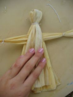 Cornhusk Dolls How To Make, Diy Cornhusk Dolls, Appalachian Crafts, Playful Pioneers, Cornhusk Dolls, Corn Husk Crafts, Corn Dolly, How To Make Corn, Corn Husks