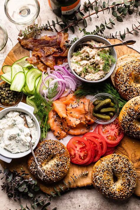 Salmon Bagel Board, Bagel Board, Types Of Bagels, Smoked Salmon Spread, Bagel Bar, Smoked Salmon Bagel, So Much Food, Bagel Toppings, Salmon Bagel