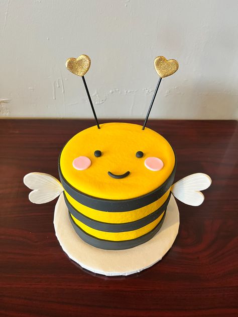 Bumble Bee Birthday Cake, Bumblebee Cake, Cake Animals, Icing Videos, Kue Fondant, Bee Birthday Cake, Bumble Bee Cake, Bee Themed Birthday Party, Baking Challenge