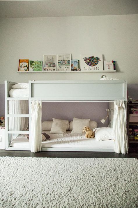 Chambre d'Alice, chez Florence Mars Boy Beds, Diy Seng, Ikea Loft, Ikea Loft Bed, Bed Shelf, Loft Bunk, Ikea Kura Bed, Kura Bed, Ikea Kura