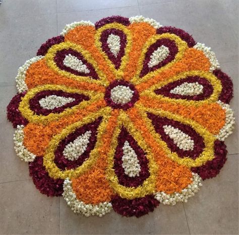 Athappo Design, Onam Floral Design, Athakalam Design, Flower Rangoli For Onam, Easy Rangoli With Flowers, Easy Pookalam Designs, Flower Diwali Rangoli, Rangoli Flowers Designs Ideas, Onam Athapookalam Designs