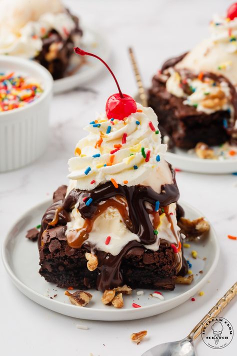 Brownie Ice Cream Sundae Bar, Brownies With Ice Cream, Ice Cream From Scratch, Brownies Caramel, Whipped Cream Chocolate, Homemade Peach Ice Cream, Homemade Brownies Easy, Sundae Toppings, Sundae Recipes