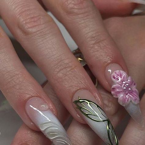 Nail artist à LYON🌸 on Instagram: "this fairy set 🧚on @takotsubo.o 💚  Inspo @nuha.nailedit   Used  @griffejoyaux stiletto L @sissiofficial_ flubber xl @favai_official white airbrush liquid  ✧  ✧ ✧  follow @nailzbyilana pour + d’infos 🫶🏽   si tu as la moindre question n’hésite pas à me solliciter en message privée je serais ravis d’échanger avec toi.   #nailslyon #ongleslyon #nailartist #nailartlyon #onglelyon   #nailjunkie #nail2inspire #fairynails #fairyaesthetic #fairy #nailsfairy #clearnails #3dnailart #3dnails #airbrush #airbrushnailart" White Fairy Nails, Fairy Wing Nails, Fairy Inspired Nails, Fairy Nails, Tinkerbell Fairies, Airbrush Nails, Nail Idea, Fairy Wings, Nail Artist