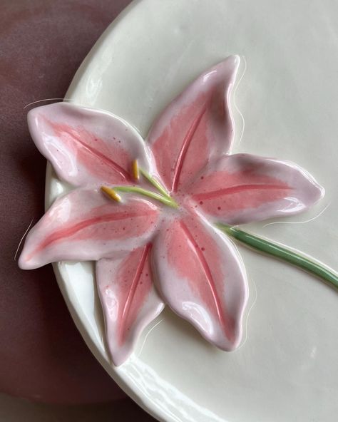 – helping you create memories is what I love most 💖 A customer wanted to surprise her sister with lilies, her favorite flower 🌸 It was my first time with lilies, and it turned out beautifully, filled with love! I love helping you turn your ideas into beautiful, lasting memories. If you’re looking for a unique gift, let’s create something special together 💌 Ceramic Bowl Patterns, Designs For Ceramics, Flower Clay Ideas, Things To Make Out Of Clay Useful, Ceramic Art Animals, Flower Pottery Bowl, Flower Pottery Ideas, Coquette Ceramic Ideas, Grandma Gift Ideas Diy