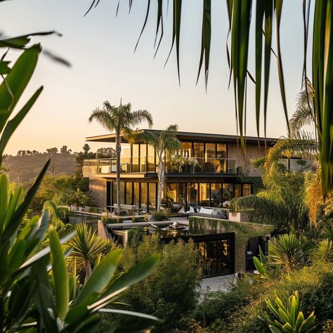 Pamela Anderson's Eco-Chic Malibu Home House In Malibu, Malibu House, Malibu Homes, Malibu Beach House, Malibu Home, Celebrity Homes, Eco Chic, Beachfront Property, Luxury Homes Dream Houses