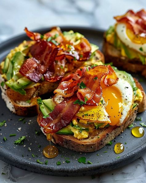 Avocado Toast With Bacon And Egg, Avocado Toast Sandwich, Avocado Toast With Bacon, September Breakfast Ideas, Healthy Egg Meals, Egg Food Recipes, Brunch Restaurant Food, Avacado And Eggs, Breakfast Bagel Ideas