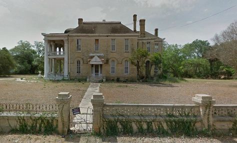 15 Incredible Texas Buildings That Were Abandoned Gonzales Texas, Abandoned Mansion For Sale, Abandoned Plantations, Old Abandoned Buildings, Abandoned Property, Abandoned Mansion, Old Abandoned Houses, Old Mansions, Abandoned Castles