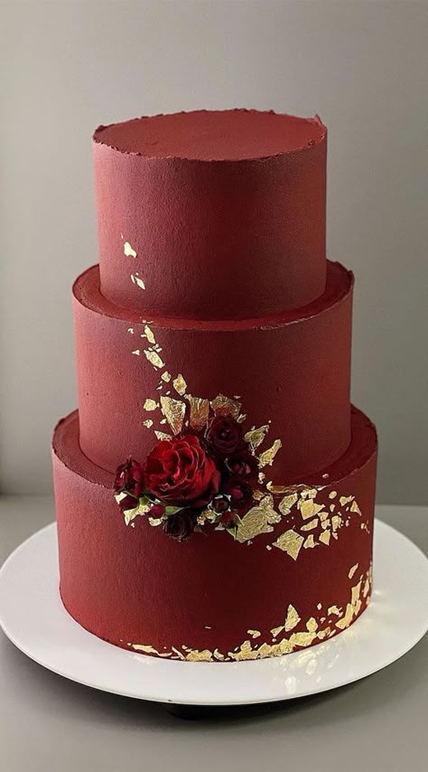 Red White And Gold Wedding Cake, Pastel Color Vino, Wedding Cake Designs Elegant Gold, Red Cake Wedding, Red And Gold Cake Design, Red Wedding Cake Ideas, Gold And Burgundy Wedding Cake, Red Color Cake, Burgundy And Gold Cake