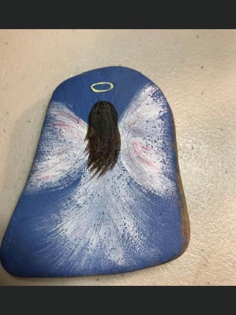 Rock Painting Ideas Angels, Angel Rocks, Rock Painting Flowers, Christmas Pebble Art, Garden Rock Art, Diy Rock Art, Stone Art Painting, Rock And Pebbles, Painted Rocks Diy