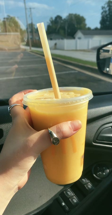 Its giving summer vibes Mango Smoothie Aesthetic, Smoothie Aesthetic, Burger Night, Smoothie Drink Recipes, Fruity Drinks, Food Therapy, Pretty Drinks, Mango Smoothie, Smoothie Drinks