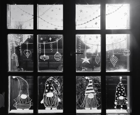 Chalk Pens Christmas Window, Christmas Window Pen Ideas, Xmas Window Drawing Ideas, Chalk Marker Christmas Mirror, Window Marker Christmas, Chalk Marker Winter Window, Christmas Chalk Marker Art, Chalk Pen Christmas Window Ideas, Chalk Marker Window Art Christmas