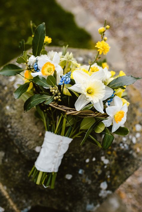 Daffodil Bouquet Wedding, Countryside Wedding Ideas, Daffodil Wedding, Daffodil Bouquet, Wildflower Wedding Bouquet, Spring Wedding Bouquet, Beautiful Countryside, Daisy Wedding, Bridal Bouquet Flowers