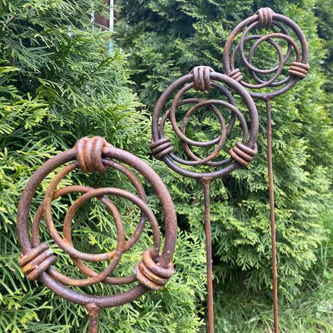 Give your garden and home a boost with our gorgeous set of 3 Rustic Metal Garden Finials. These decorative accents will transform your garden compositions and landscapes, adding a touch of romance and coziness to your garden. They're perfect for indoor or outdoor use, and they'll make a striking statement in gardens, backyards, terraces, or at your entrance. Made from natural metal and finished with a beautiful rust patina, these pieces are designed to withstand the elements, so they'll look gre Junk Metal Art, Welding Shop, Diy Garden Fountains, Rust Patina, Garden Whimsy, Garden Help, Metal Garden Art, Focal Points, Garden Accents