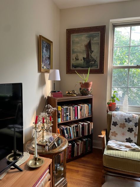 Cluttered Studio Apartment, Grandmillenial And Mcm, Cottage Core Aesthetic Apartment, Old Fashioned Apartment Aesthetic, Dark Academia Eclectic Decor, Dark Furniture Apartment, First House Ideas Couples, Lived In Apartment Aesthetic, Vintage London Apartment