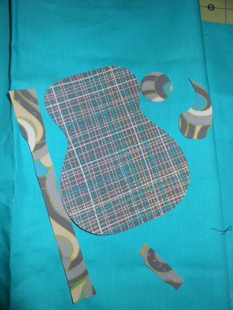 Guitar Quilt, Guitar Patterns, Quilt Applique, Applique Tutorial, Quilting Board, Musical Theme, Introduce Myself, Free Motion Quilt Designs, Quilt Art