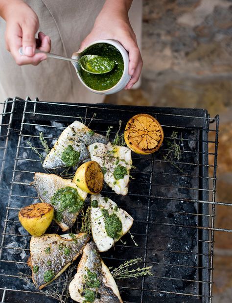 Mojo verde is a Spanish sauce, made from fresh herbs and garlic. In Mallorca I make this barbecued fish with mojo verde with dorada, a local fish, but any firm white fish will do. Make double the quan- tity of mojo verde and enjoy leftovers the next day as a dip or a dressing for salads. Wimbledon Recipes, Spanish Sauce, Family Vegetarian Meals, Mojo Verde, Barbecue Fish, Ocean Food, Gluten Free Bbq, Citrus Fish, Verde Recipe