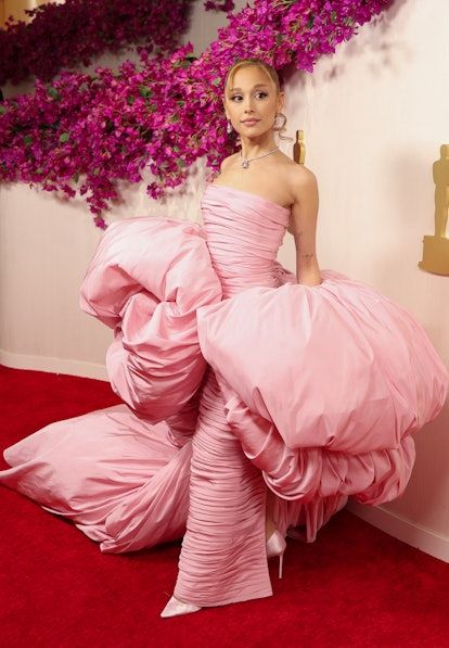 Ariana Grande Literally Dressed As Glinda The Good Witch For The Oscars Giambattista Valli Haute Couture, Liza Koshy, Regina King, Brittany Snow, America Ferrera, Rita Moreno, Vestidos Color Rosa, Elsa Pataky, Mark Ronson