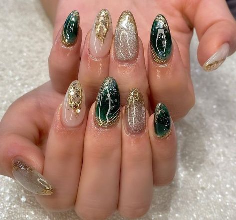 white nail Nail Hijau, Silver Green Nails, Nail Art Hijau, Green Silver Nails, Oval Nails Inspiration, Nailart Green, Nail Metallic, Metallic Art, Metallic Nail