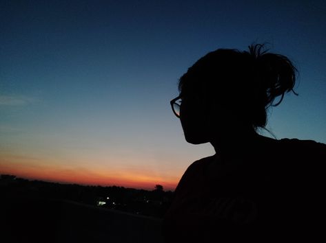 Sunset Profile Picture, Photography Aesthetic Nature, Curly Hair Pictures, Gouache Tutorial, Sunset Girl, Sunset Silhouette, Profile Pictures Instagram, Creative Profile Picture, Girl Silhouette