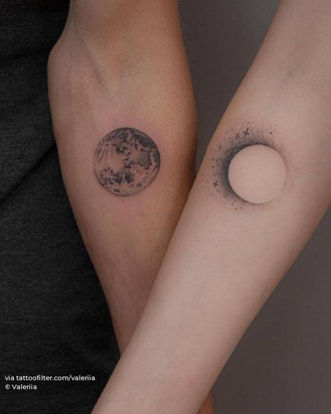 Matching full moon and eclipse tattoos for couple. Double Tattoo Ideas, Tattoo Set Couple, Chloe Tattoo, His And Her Tattoo Ideas, Tattoo For Couples, Eclipse Tattoo, Couple Tattoo Ideas, Infinity Couple Tattoos, Luna Tattoo