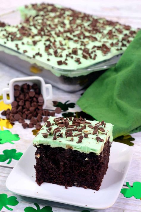 9x13 Cake Recipes, Mint Poke Cake, Cake 9x13, Mint Chocolate Desserts, Fudge Pudding, Andes Mint Chocolate, Chocolate Mint Brownies, Andes Mints, Mint Desserts