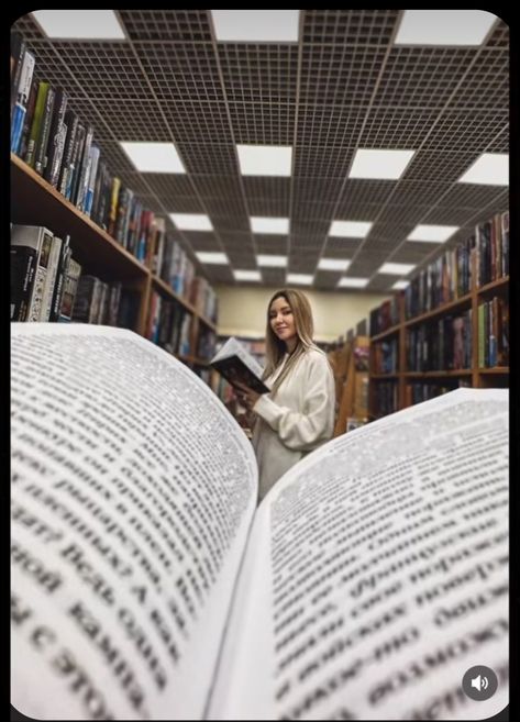 Library Poses Photo Shoot, Library Photography Ideas, Senior Pictures For Book Lovers, Family Photos In Library, Library Shoot Photo Ideas, Library Portrait Photography, Library Photo Shoot Aesthetic, Book Store Photoshoot Aesthetic, Book Inspired Photoshoot