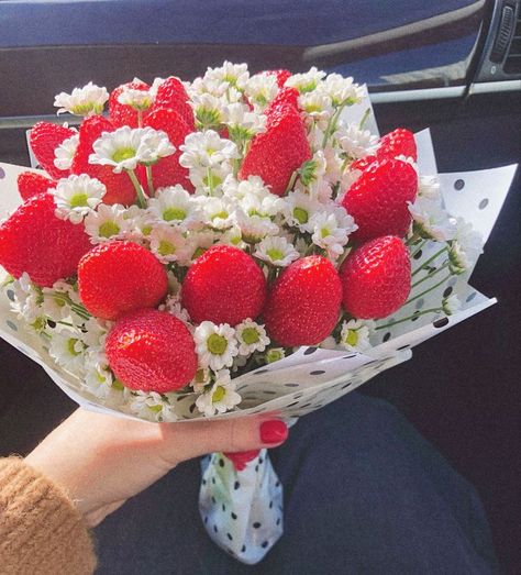 Daisies And Strawberries, Cottagecore Strawberry Aesthetic, Strawberry Pictures Aesthetic, Buah Strawberry Aesthetic, Strawberry Picnic Aesthetic, Strawberry Daisy Party, Strawberry Things Aesthetic, Strawberry Aestethic, Strawberry Core Aesthetic