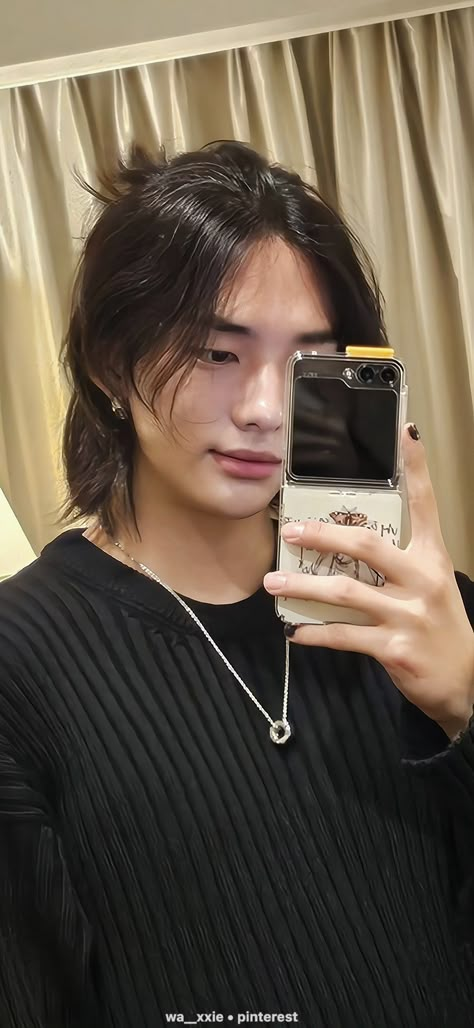 Hyunjin Phone Selfie, Hyunjin Phone Wallpaper, Hyunjin Headphones, Jiniret Wallpaper, Straykids Hyunjin Wallpaper, Hwang Hyunjin Wallpaper, Hyunjin Wallpaper Lockscreen, Hyunjin Lockscreen, Hyunjin Instagram