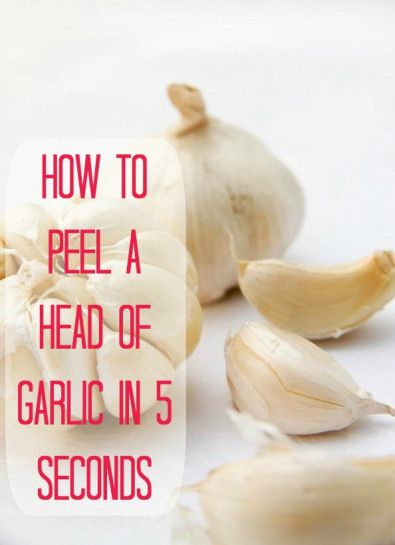 Peel garlic quick! Here's an easy food prep tip...just put the garlic in a sealed container (example, a mason jar) and shake the daylights out of it. Once you stop shaking it, you just open the container and the peelings should be separated from the garlic! How To Peel Garlic, Kitchen Life Hacks, Cooking Photos, Rachel Ray, Amazing Kitchen, Garlic Head, Cooking 101, Cooking Guide, Food Info