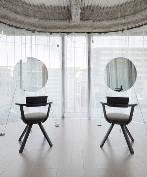 sides core's hair salon 'flux' in kyoto features suspended mirrors as centerpieces of the space Hair Salon Ideas Stations, Hair Salon Ideas, Renovation Plan, Window Seat Storage, Salon Stations, Beauty Drawings, Beauty Room Design, Cat Treat Recipes, Mixed Hair