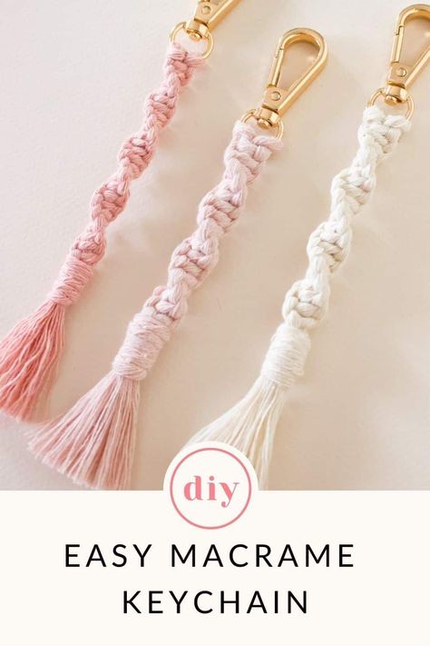 This easy macrame keychain pattern will add a cute boho vibe to your everyday style. This step by step macrame tutorial will show you how easy it is to make your own. Diy Macrame Keychain, Easy Diy Macrame, Macrame Hangers, Keychain Tutorial, Simpul Makrame, Art Macramé, Pola Macrame, Easy Macrame, Keychain Pattern