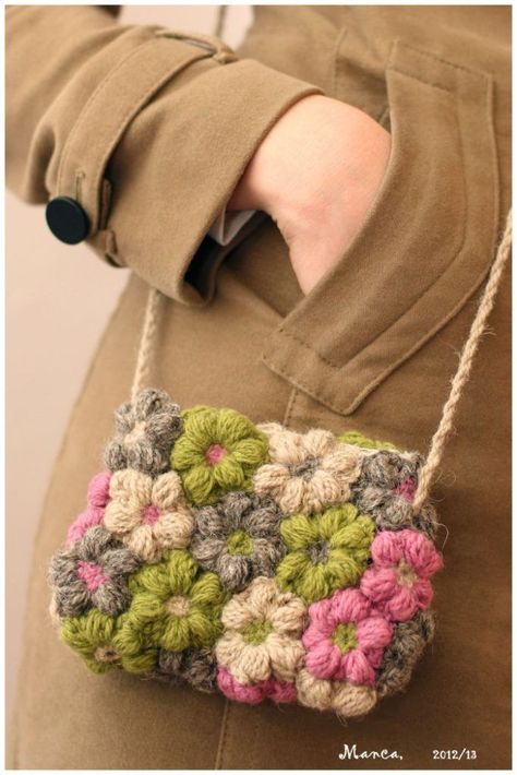 Crochet a Cute Flower Bag - Free Pattern, Smart Stashbuster! #crochet Crochet Puff Flower, Beau Crochet, شال كروشيه, Confection Au Crochet, Crochet Shell Stitch, Crochet Vintage, Crochet Clutch, Crochet Purse Patterns, Flower Bag