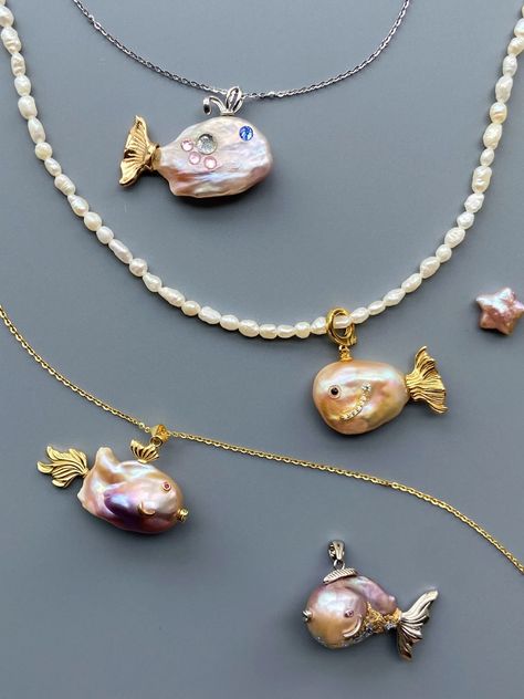 Check out our pearl fish pendants - each pendant is unique. The pendant features a lustrous baroque pearl that forms the body of a whimsical fish. The fins and tails are crafted from gold-tone metal, adding a touch of luxury to this charming piece. These pearl fish pendants are perfect for adding an elegant yet playful touch and enchantment to any piece of jewelry. Whether you're dressing up for a special occasion or adding a touch of glamour to your everyday look, these pendants are the perfect Funky Pearl Jewelry, Baroque Pearls Jewelry, Whimsical Fish, Baroque Pearl Pendant, Diy Jewelry Display, Preppy Jewelry, Fish Jewelry, Fish Pendant, Freshwater Pearl Jewelry