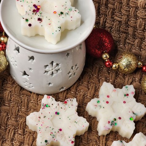 Wax Melt Molds, Cool Wax Melts, Wax Melt Ideas, Christmas Wax Melts Ideas, Christmas Wax Melts Diy, Homemade Wax Melts, Wax Melts Storage, Wax Melts Christmas, Gingerbread Man Wax Melts