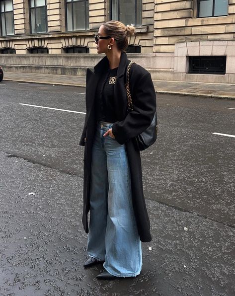 Denim pants paired with black trench coat Raining Day Outfit, Rainy Day Outfit For Spring, Black Coat Outfit, Rainy Day Outfits, Coat Outfit Casual, Chica Chola, Long Coat Outfit, Dinner Outfit Casual, Latina Outfits