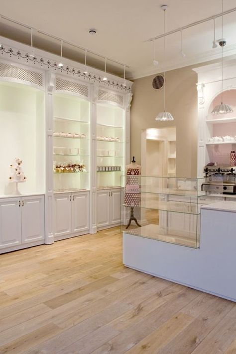 cake studio Cupcake Shop Interior, Cake Shop Interior, Cake Shop Design, Boutique Patisserie, Peggy Porschen Cakes, Cocina Shabby Chic, Peggy Porschen, Bakery Shop Design, Bakery Store